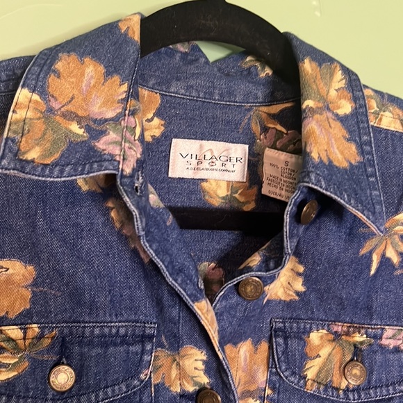 Liz Claiborne Villager Sport cropped denim button up with graphic leaves - Picture 2 of 3